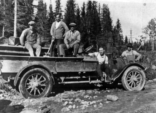 REF-0817 ca 1925 Første bilen på Skoga (rødbilen). Kom hit 6. september 1920. Fv: Trond Nylende, Lars Brattset, Ola Langklopp, Engel Brattset, Mikkel Sundset.