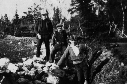 REF-0825 Ytterhusløkkja, Rennebu 1920-talet. Forberedelser til tjurrubrenning. Fremst Jon E. Sundset ?, Guttorm Ytterhusløkk, Gudmund Nylende.