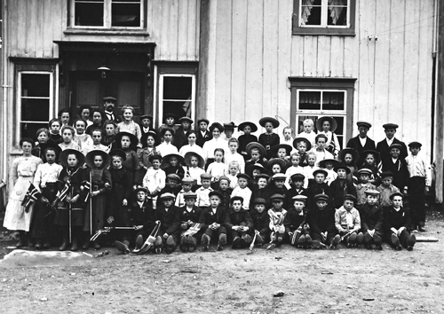 REF-0336 Voll ca 1913.
17.mai. Læraren framfor døra var Lars Mathias Hol.