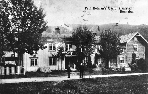 REF-0271 Søstuggu Hårstad Rennebu (Paul Botnans gård) før 1921
Sannsynleg at personane er Paul Botnan (1879--1934)
og sonen John (1904-1921).

I 1801 var Søstuggu Hårstad gjestgivergård. Husa på biletet brann i 1932.

