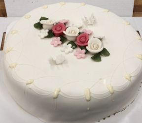 Enkelt pyntet marsipankake.