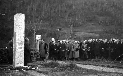 REF-0702 Rennebu Hovedkyrkje 1937. Avduking av bauta over Ingebrigt T. Eggan. Reist av Rennebu Kommune ved 100-årsjubileet for formannsskapslovene. Erik Myrmo held tale.