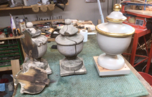 Restaurering av gamle tre-urner fra utvendig port