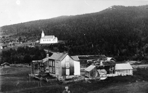 REF-0011 Garden Bakkan på Berkåk med kirka i bakgrunnen ca 1890