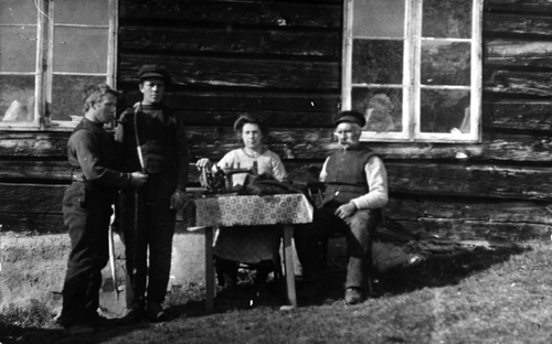 REF-0012 Moan,Voll ca 1920, skreddering. A.I.Bakk, Johan Voll, Kari Gunnesmæl, Ellev Voll