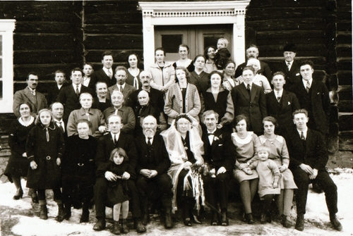 REF-0481 Hoel,Oppdal 20.12.1930.
Bryllaupet til Ingeborg Gorset Hoel og Anders Sunde. 1.rfv: NN, Marit Hoel, Esten Hoel, NN, Ingbrigt Gorset, brudeparet Ingeborg og Anders, Gunvor, Jorun, Torolv.