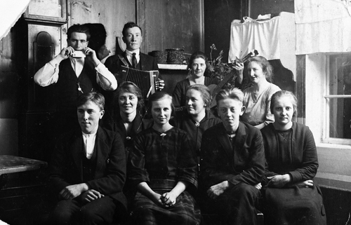 REF-0522 Norigard Havdal ca 1930. Triveleg kalardona med musikk. 1.rfv: Ola Havdal( Sørlien), Ida Havdal, Marit Tverdal, Kari Langklopp, Thorolf Sunde, Gjertrud A. Brattset. 2.rfv:Lage Havdal, Johannes Bråttvik(frå Tingvoll), Anna Ytterhus, Johanna Havdal(Nordaa).
