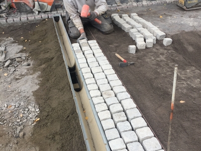 Setting av smågatestein og brostein