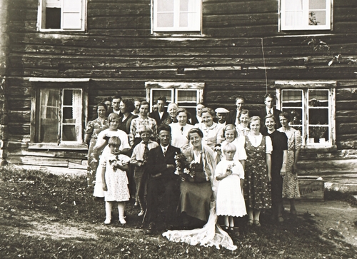 REF-0394 Øverjåren/Voll 1936.
Bryllaupsbilde med brudeparet Sven og Marit Rise og gjestar framom låna heime hos Marit på Lånk'