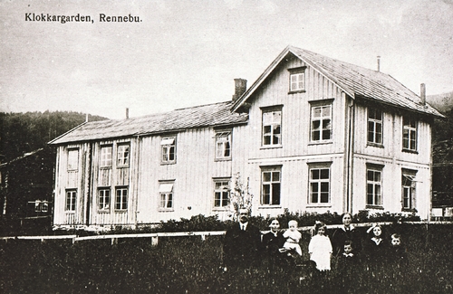 REF-0397 Voll, Klokkargarden.
Lærar Lauritz Kronen med familien og søstra.Kona Anna E Morken og borna Marie, Torleiv, Bergljot, Eldri og Lidvar (ikke i rekkefølge på bildet).