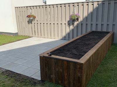 Blomsterkasse og 40 x 40 betong heller