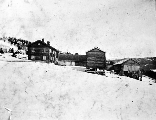 REF-0073 Bruholt, Grindal, før 1910
Stuggubygninga vart flytta til nedre kanten av tunet i 1925