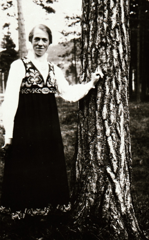 REF-0475 Rennebu 1920-talet.
Lærar Ingeborg Flatmo i hallingbunad. Ingeborg var lærar i bl. a. Tydal og på Refshus.
