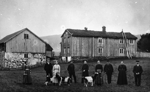 REF-0055  Gardsbruk. Nystuggu Tverdal, Grindal 1910.
Gardsfolket og gjester frå Trondheim framfor garden.
F.v.:Ingeborg E.Tverdal, Ola E.Tverdal, Gjertrud E.Tverdal, Rasmus Berg, Anne O.Tverdal, Oline E.Tverdal, Lars Kyllo, Marit Kyllo, Ola O.Tverdal.