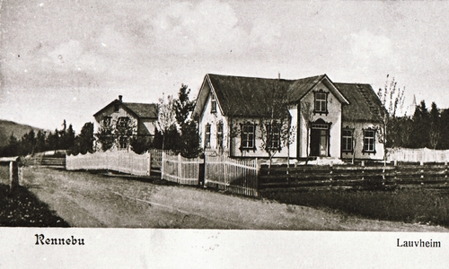 REF-0371. Berkåk  ca 1910.
I forgrunnen Lauvheim, bygd 1897,rive 1984.
Bak ser vi Berkåk Skule 'Granhaugen',bygd 1895, rive 1964.