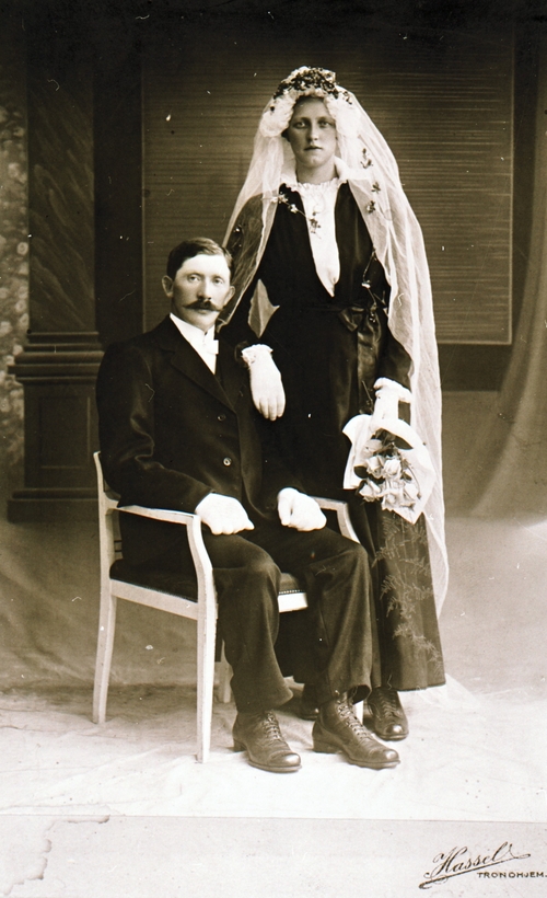 REF-0482, 1917 el. 1918.
Brudeparet Anna og Erik Krokbekkhoel. Anna Karlsdtr. var født på Foss, og vaks opp på Rogogjerd.