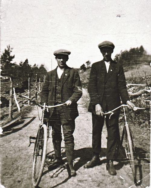 REF-0405 Merk Bru, først 1920.
Rasmus Berg og Lars Krovold nedmed Brua.