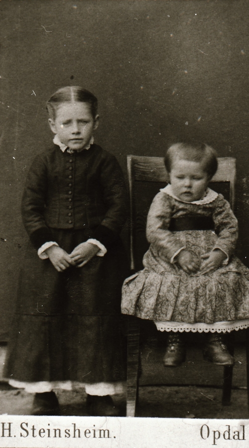 REF-0423. Oppstuggu Herrem Voll Rennebu ca 1891.
Mette og Guri Herrem frå 0ppstuggu Herrem .
Mette (t. 1885,d. 1904) og Guri (f. 1889 d.1894) var døtre
av Torger Arntson Herrem.