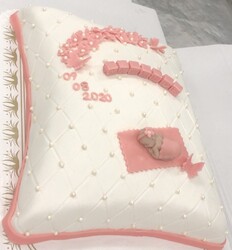 Marsipankake formet som en pute, pyntet til dåp med diamantmønster