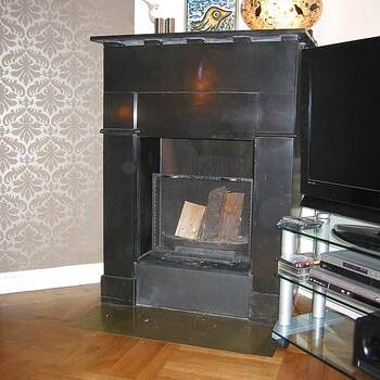 19 - Hjørnepeis med form tilpasset heller fra en gammel kamin, samt suplering med noen nye heller.