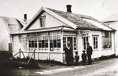 REF-0356 Stjørdal.
Fotograf Rasmus Berg med kone og barn utafor atelieret.