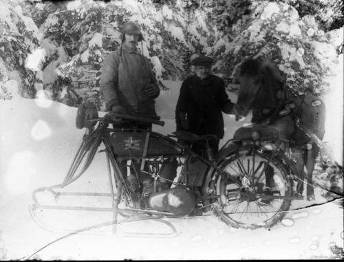 REF-0755 Lage Havdal med motorsykkelen som vart bruka til skyss av dokter og jordmor sommer og vinter. Angrim Havdal med hesten.