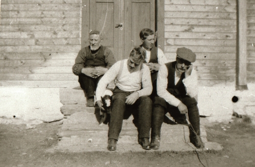 REF-0415. På trappa på Krovold - ein søndagsmorgon. Fv. Jo, Anders, Lars, Olaf Krovold.