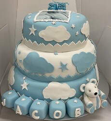 3 etg marsipankake pyntet til dåp. Bilde og porselensko øverst, håndlaget bamse og skyer. Bortsett fra skoene er alt spiselig.