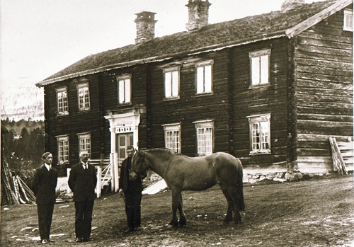 REF-0461 Gisnås først på 1900.
Garden Åsbakken ved grensa til Oppdal. Fv: Jon Gisnås, Arnt Gisnås, Andreas Myrhaug ved hesten.