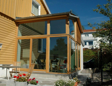 Glassvegg og skyvedører i eik