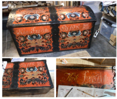 Rensing av kiste og fjerning av overmalt dekor