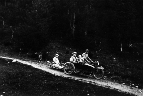 REF-0757 Lage Havdal med motorsykkelen i transport av forfattaren Inge Krokan med kone og barn.