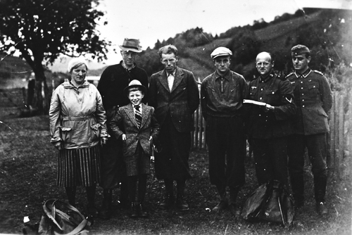 REF-0334 Hårstad/ Voll   1940.
F.v. Rakel Leistad og sonen Tor som var evakuert frå Trondheim, Olav Holiløkk, Arne Hårstad, Leif Uv, dei tre hadde vore med i krigen og hadde dermed meldeplikt for dei tyske offiserane som var stasjonerte på Hårstad, Dr.Trøger og offiser Kell.