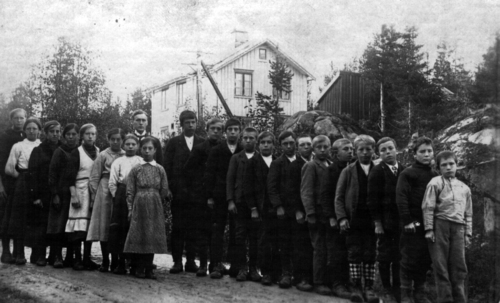 REF-0824 Gisnås ca1915. Elever fra Gisnås skole. Andreas O. Gisnås, Per Toset, Iver Hagen, Halvor Nyhus, Bernhard Os, Olav Budeng, Andreas Broen, Ola Brattset, Magnar Bakkebø, Ole Brennan, Martin P. Gisnås, Ingebrikt Hæverli, Tore Berg, Hanna Gisnås, Maren Nyhus, Serianna Tosetbakk. Lærar Ola Kosberg. Ufullstendig navneliste.