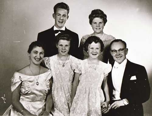 REF-0480, 1957. Doktorfamilien Schrøder. Framst Edel Margrete f. Mathisen, Randi, Siri, Knut Arnfinn. Bak Knut Einar og Anne Margrethe. Dr. Schrøder var distrikslege i bygda 1947-57.