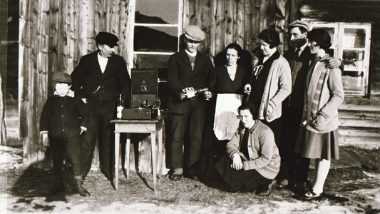 REF-0409 Herrem/Voll 1930.
Sosialt samvær på Herremsmoen. Fv.Olav Toset, Ola Fossen, Anders Sæther, Berit Fossen, Karen Herrem, Jodda Herrem, Jo Fossen, Gunnild Toset. Sveivegrammofonen til Jo Fossen.