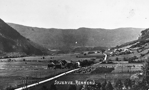 REF-0272 Skjerve-Meslo-Refshus - ca 1925
Den nye skulstuggu på Refshus var bygd i 1921 og var stuggubygning frå Oppstuggu Sundset. Den gamle var riven i 1927 og flytta til Liarabben på Nordskogen . På bildet står begge