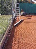 Gjerdet mot klubbhuset var i meget dårlig forfatning.