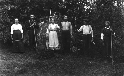 REF-0268 Ramlo Grindal Slåttonn Slåttefolk - 4 med ljå og 2 med rive. F.v.: 0line Gorsetbakk (Stiga), Jo Reitåsmo, Berit 0. Gårdsvoll (eldre), 0le Ramlo (eigar av Ramlo), 0la Gorsetbakk og Valborg Lyngen (frå Meldal) .