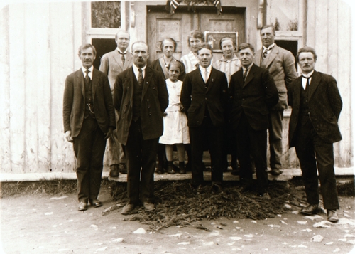 REF-0473 ca 1924. Lærarar samla på eit lærarmøte på Havdal skule.
1.rfv: Anders Sunde, Knut Heggelien, Olaf Hansen, Martin Rokkones, Arnt Kjelland. 2.rfv: Olav Noraug, Ingeborg Flatmo, Jorun Sunde, Ida Øyen g. Havdal, Ingeborg Gorset Hoel, Paul Wiggen.