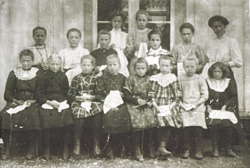 REF-0401 Voll ca 1912.
Barneforening, truleg innafor 'Finnemisjonen'.
1.r.fv. Kari Rise, Gudrun Lund, Astri Hansen, Kristine Nørgard Voll, Berit Hårstad, Kari Bakk, Kari Nørgard Voll, Karen Herrem.
2.rfv. Sigrid Andersdtr Voll, Kari Hårstad, Ragnhild Voll, Anne Krovold, Olina Hoff, Anne B. Voll, Ingeborg Rise, Maret Haugen.