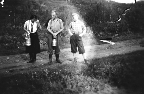 REF-0343 Nerskogen ca 1940.
Molttur. F.v.Dortea Hårstad, Jon Hårstad, og ?.
