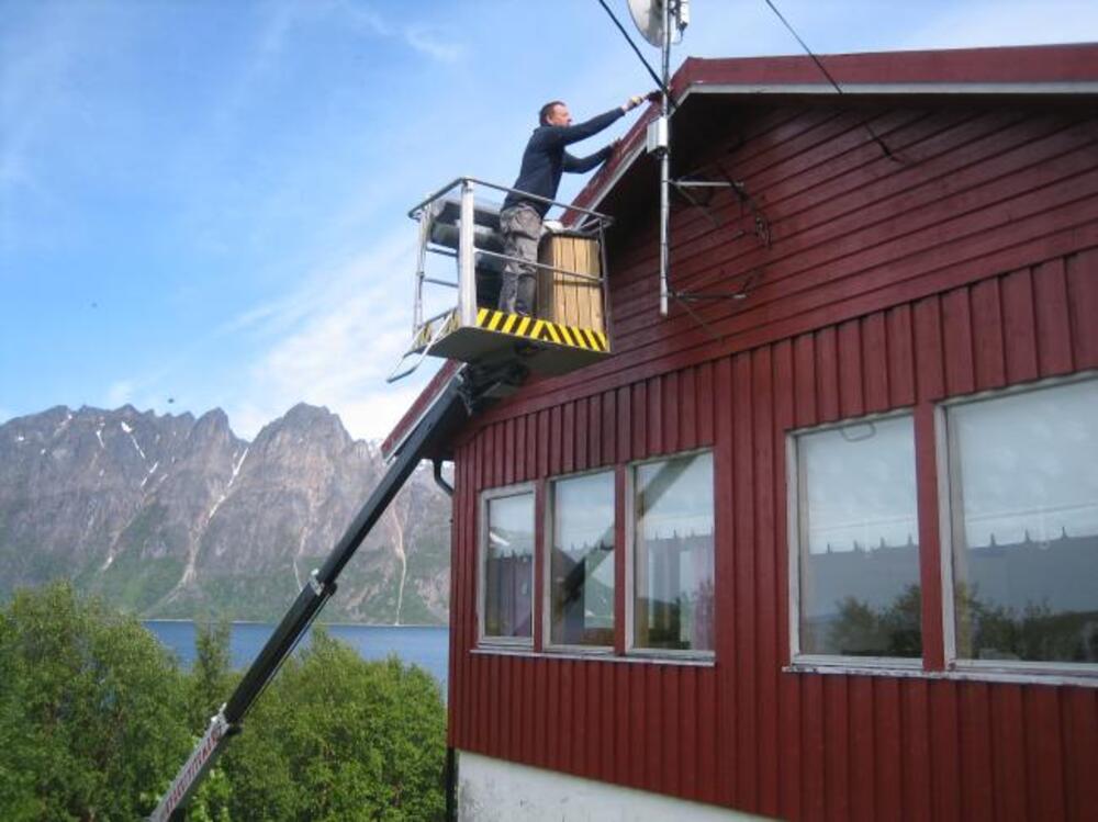 Bjørn bruker liften og maler i høyden