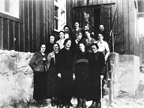 REF-0234 Grindal 1935. Vevkurs i Folkheim (Aunhuset). 1.r fv: Margit Hoel, Gjertrud N Grendal, Kari Haugen (lærar), Anna Grendal, Olava K. Grendal. 2.r.fv: Astrid Kjellend, Ragna Gunnes, Klara Sæther, Oline Rogogjerd, Karen Bruholt. 3.r.fv: Kari Rise, Ingeborg E. Tverdal, Gunvor Haugen, Randi S. Bakk.