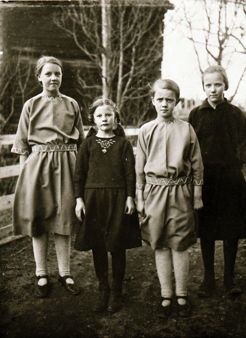 REF-0484 Sundset, Havdal ca 1925. Besøk på garden Sundset. Fv: Gunvor Sunde, Helga Sundset, Jorun Sunde,Gudrun Nylende f. Havdal.