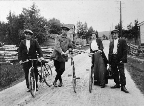 REF-0013 Berkåk. Fire personer på veien med sykkel og reiseveske. 

Fv ukjent, Sivert Løkli, Ingeborg Bjerkaker, Ingebrigt Bjerkaker