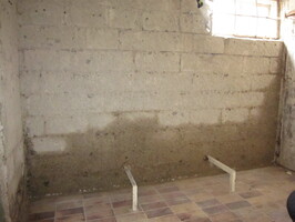 2011 - Rehabilitering kjeller. Vannet synker i veggen etter drenering :) Muren var våt helt opp til terreng.