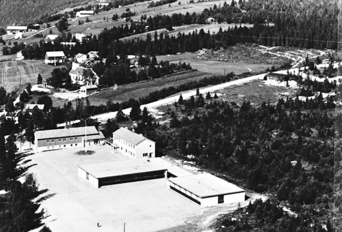 REF-0252 Berkåk 1966/67. Berkåk Skule og Rennebu Ungdomsskule. Vi ser og Berkåk Kyrkje og i bakgrunnen Kosberggrenda.