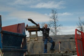 Isolasjon under torven som må ryddes bort. 