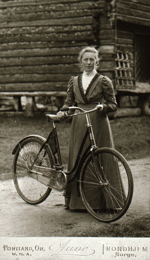 REF-0422. Søstuggu Herrem Voll Rennebu ca 1905.
Ingeborg Asbøl (f Refshus) med ny damesykkel. Ho voks opp
hjå tante si Kari Evensdtr. Refshus og Tor 0lson Stavne. Dei dreiv på Søstuggu Herrem.Ingeborg vart gift med Engel Asbøl frå 0rkdal
